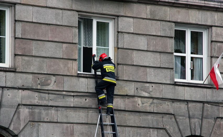 Strażacy nieśli pomoc przez okno na pl. Kościuszki