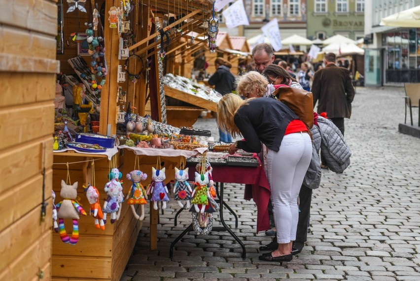 Na Starym Rynku trwa Jarmark Świętojański w Poznaniu. Wśród...