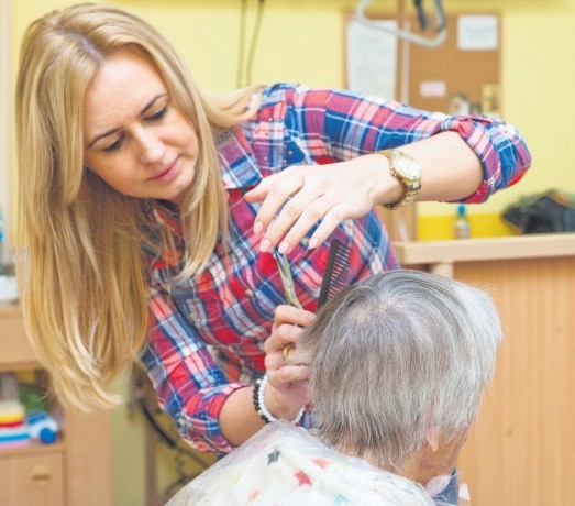 Fryzjerka Katarzyna Sak już od pół roku dba, by pacjenci hospicjum mieli piękne fryzury. Odwiedziła ich również z okazji Międzynarodowego Dnia Osób Starszych.