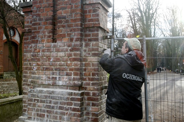 Remont drugiej bramy cmentarnej przy ulicy Ku Słońcu