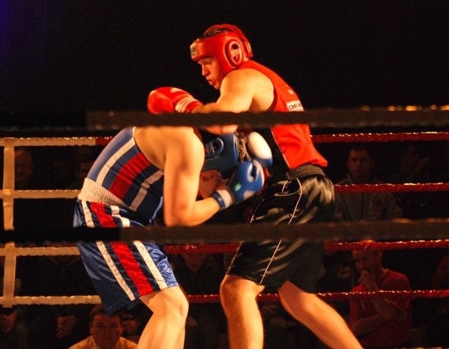 Fragment walki w wadze ponad 91 kilogramów pomiędzy Karolem Pawlikiem z Rushha (z prawej), a Mateuszem Saganem z Trade-Olimp (z lewej).