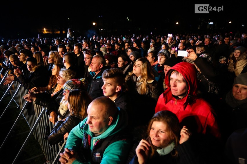 Roztańczony tłum witał Nowy, 2018 Rok na Jasnych Błoniach....