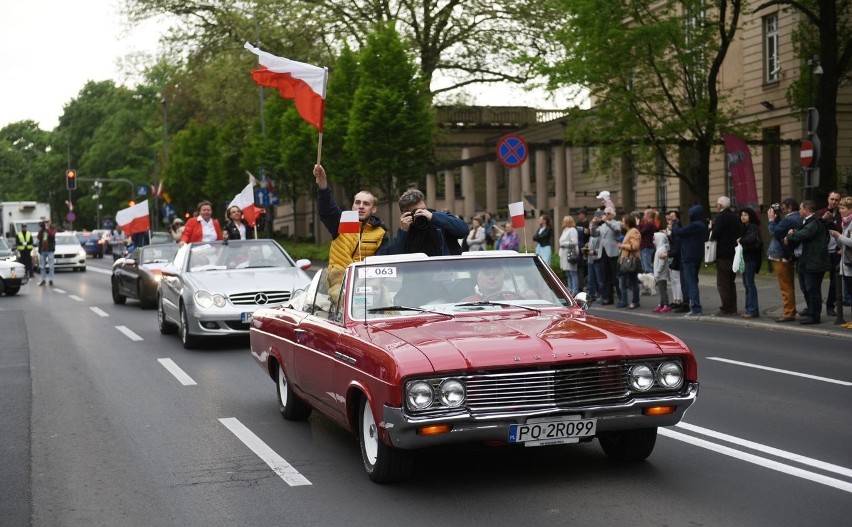 2 maja 100 kabrioletów w barwach narodowych przejechało...