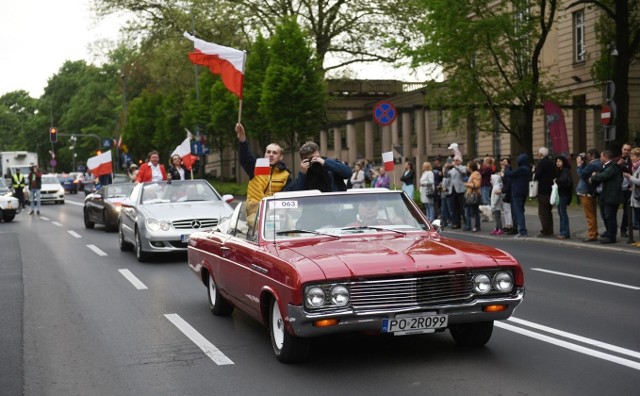 2 maja 100 kabrioletów w barwach narodowych przejechało przez Poznań z okazji Dnia Flagi