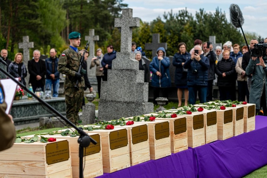 Uroczysty pogrzeb Polaków zamordowanych w 1941 roku.