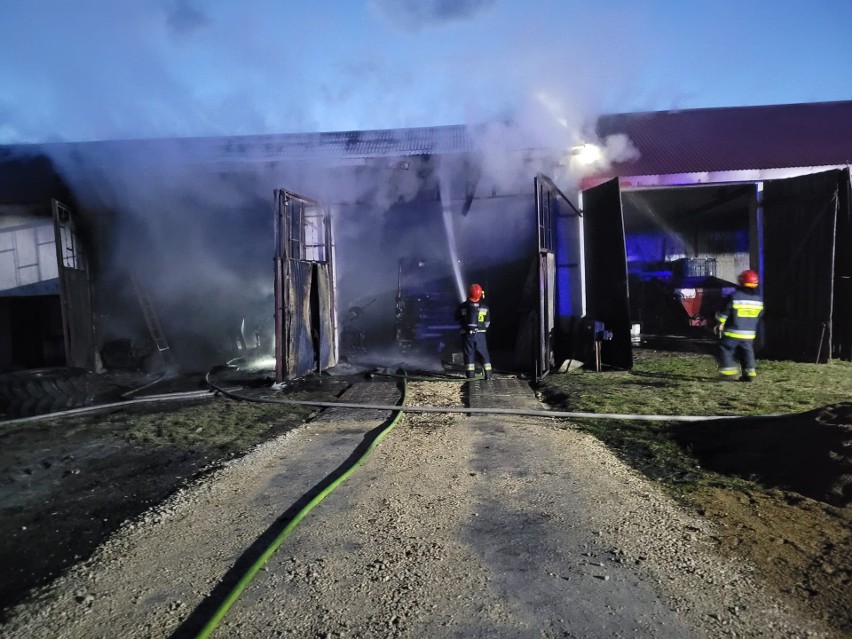 Pożar warsztatu samochodowego i ciężarówki w powiecie radomszczańskim. 500 tys. zł strat