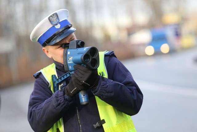 Od 2015 r. obowiązują w Polsce przepisy, na mocy których policja może zatrzymać prawo jazdy za przekroczenie prędkości o ponad 50 km/h w terenie zabudowanym. Jak przyznają sami policjanci, zmiana przepisów utemperowała zapędy wielu kierowców. Wciąż jednak zdarza się, że kierujący drastycznie przekraczają prędkość i tracą dokument.Prawo jazdy kierowcom, którzy przekroczyli dopuszczalną prędkości o ponad 50 km/h w terenie zabudowanym, zatrzymywane jest na trzy miesiące. Jest to obligatoryjne, policjanci nie mogą odstąpić od tego obowiązku. Po upływie trzech miesięcy dokument wraca do kierowcy. Rząd pracuje obecnie nad zmianą przepisów, na mocy których prawa jazdy będą zatrzymywane za przekroczenie prędkości o ponad 50 km/h również poza terenem zabudowanym. Tymczasem sprawdzamy, gdzie w Lubuskiem kierowcy najczęściej tracili prawa jazdy. Poprosiliśmy policję o statystyki ze wszystkich komend powiatowych policji w naszym regionie oraz z komend miejskich w Gorzowie Wlkp. i Zielonej Górze. Polecamy wideo: Lubuska Grupa SPEED zatrzymała, sąd wydał wyrok. Kierowca stracił prawo jazdy