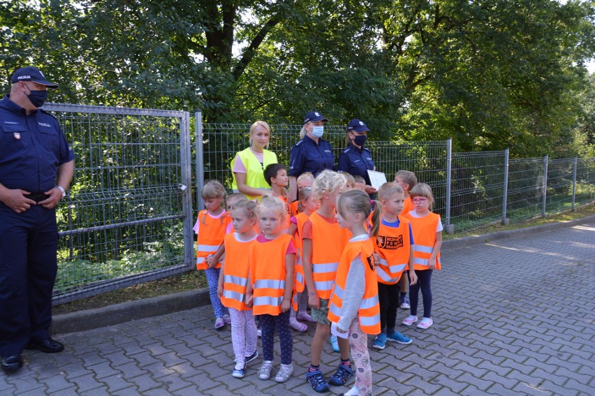 Borek Szlachecki. Dzieci bezpieczniej poruszają się w drodze do szkoły. Dzięki chodnikowi i programowi powiatowej policji.