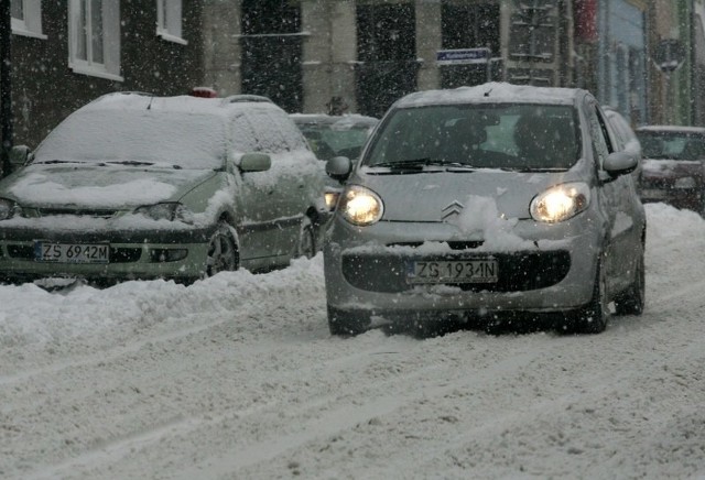 Zima w SzczecinieZima nie odpuszcza w Szczecinie. Na drogach i chodnikach są bardzo zle warunki.
