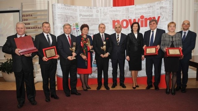 Pamiątkowa fotografia zwycięzców i laureatów rankingu Złota Setka Gmin Podkarpacia podczas gali, która odbyła się w Podkarpackim Urzędzie Wojewódzkim w Rzeszowie