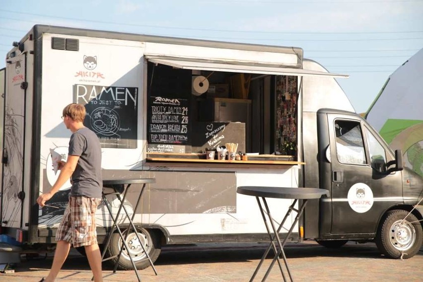 Letni zlot foodtrucków pod Galerią Kazimierz. Było naprawdę gorąco! [ZDJĘCIA]