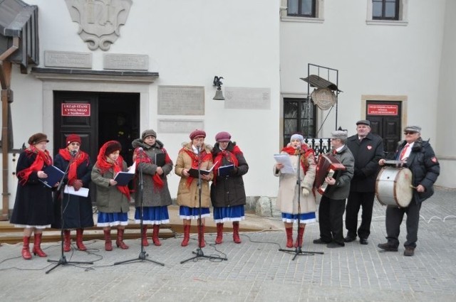 Jedną z kapel, które wystąpią w niedzielę w szydłowieckim Rynku Wielkim, będą Kumosie z Sadku.