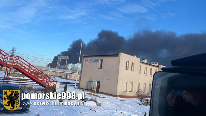 Pożar w hali demontażu na złomowisku w Gdańsku-Letnicy 1.02.2021. Na miejsce wysłano 10 zastępów straży pożarnej. W ogniu samochody i wózki