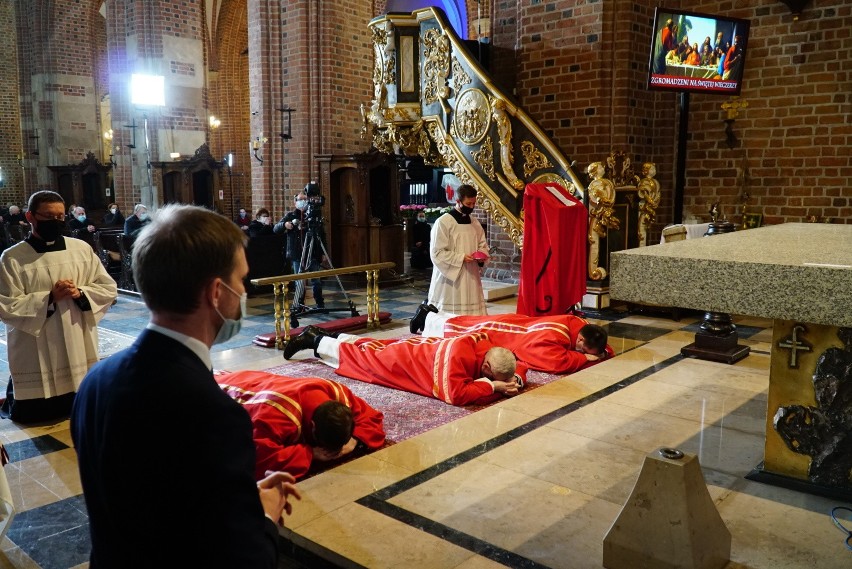 W Wielki Piątek w Katedrze Poznańskiej odbyła się Liturgia...