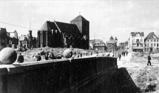 Kościół Mariacki był otoczony ruinami. Stare mury jednak przetrwały. Odbudowa rozpoczęła się w lipcu 1947 roku