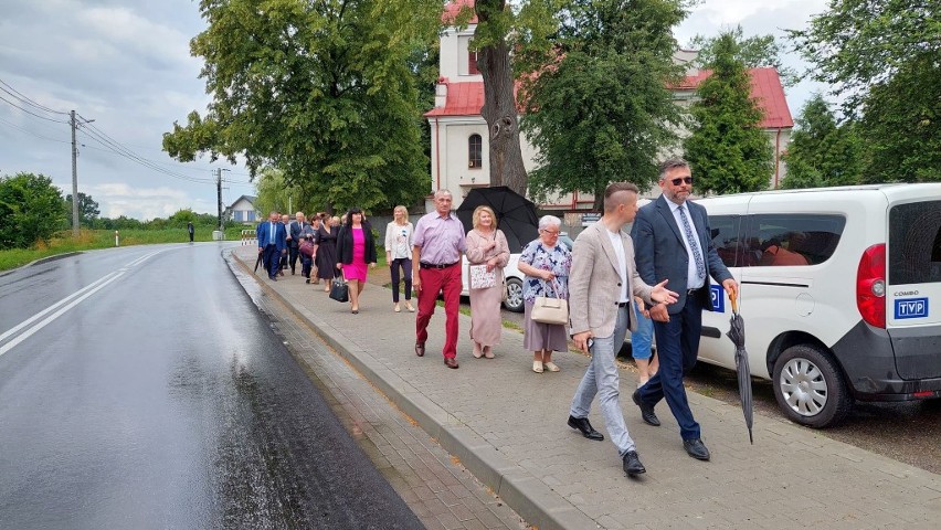 Otwarcie przebudowanej drogi wojewódzkiej i nowych chodników w gminie Kluczewsko. Zobaczcie zdjęcia