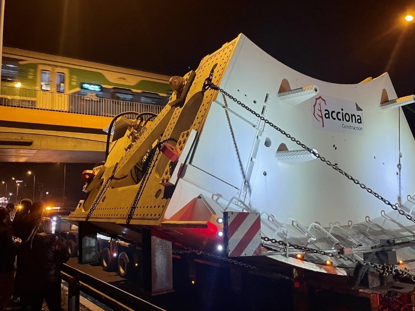 Jeden transport części maszyny do drążenia tunelu na S19 się zakończył, a w nocy z 2 na 3 grudnia rusza kolejny konwój