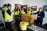 Nowa forma protestów rolniczych w Kujawsko-Pomorskiem. Obornik i słoma w biurze poselskim