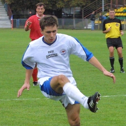 Robert Gajda jest jednym z nielicznych piłkarzy Błękitnych, którzy mogą pochwalić się strzeleniem gola w II lidze. Na zdjęciu Robert Gajda w meczu II ligi Błękitni - Piast Gliwice.