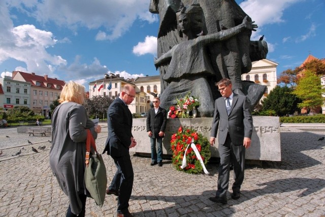 Goście z Niemiec złożyli kwiaty pod pomnikiem na Starym Rynku.