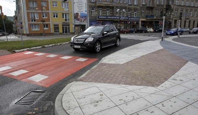 To najniebezpieczniejsze miejsce dla rowerzystów na odnowionej alei. W tym miejscu rowerzyści muszą uważać na nadjeżdżające na zielonym świetle pojazdy od strony pl. Żołnierza.