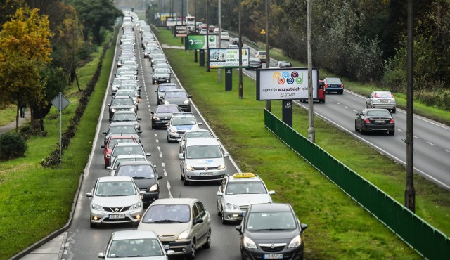 Trwa dzień Wszystkich Świętych. Mieszkańcy Bydgoszczy muszą liczyć się z utrudnieniami na drogach.Korki jak zwykle tworzyły się w okolicach cmentarzy. Największe przy ulicy Fordońskiej w kierunku Wiślanej. Wielu mieszkańców Bydgoszczy zdecydowało się jednak podróżować komunikacją miejską.W okresie Wszystkich Świętych uruchomione zostały dodatkowe linie specjalne:linia tramwajowa nr 18 (01.11.2017 r.) na trasie Wyżyny – Wojska Polskiego – Szarych Szeregów – Perłowa – Toruńska – Babia Wieś – Bernardyńska – rondo Jagiellonów – Focha – węzeł Garbary – Naruszewicza – Dworcowa – Dworzec Główny – Rycerska, linia autobusowa nr 107 (01.11.2017 r.) na trasie Wyścigowa – Fordońska – Rejewskiego – Akademicka – Przylesie, linia autobusowa nr 108 (30.10 - 02.11.2017 r.) na trasie Kapuściska – Wojska Polskiego – Trasa Uniwersytecka – Dworzec Autobusowy – Ogińskiego – Powstańców Wielkopolskich – Wyszyńskiego (Cmentarz Bielawy) – Modrzewiowa – Sułkowskiego – Leśne (powrót: Czerkaska – Gdańska – Modrzewiowa), linia autobusowa nr 109 (30.10 - 02.11.2017 r.) na trasie Tatrzańskie – Pelplińska – Twardzickiego – Korfantego – Akademicka – Kaliskiego – Fordońska – Kamienna – Pileckiego – Grunwaldzka – Kolbego – Rekinowa. linia autobusowa nr 110 (30.10 - 02.11.2017 r.) na trasie Błonie – Szubińska – Kruszwicka – Focha – węzeł Garbary – Królowej Jadwigi – Warszawska (Dworcowa) – Dworzec Główny – Zygmunta Augusta – Zaświat – Pileckiego – Pileckiego / Żeglarska (powrót: Pileckiego – Żeglarska – Kąpielowa – Pileckiego)Cmentarz na Bielawkach w Bydgoszczy we Wszystkich Świętych