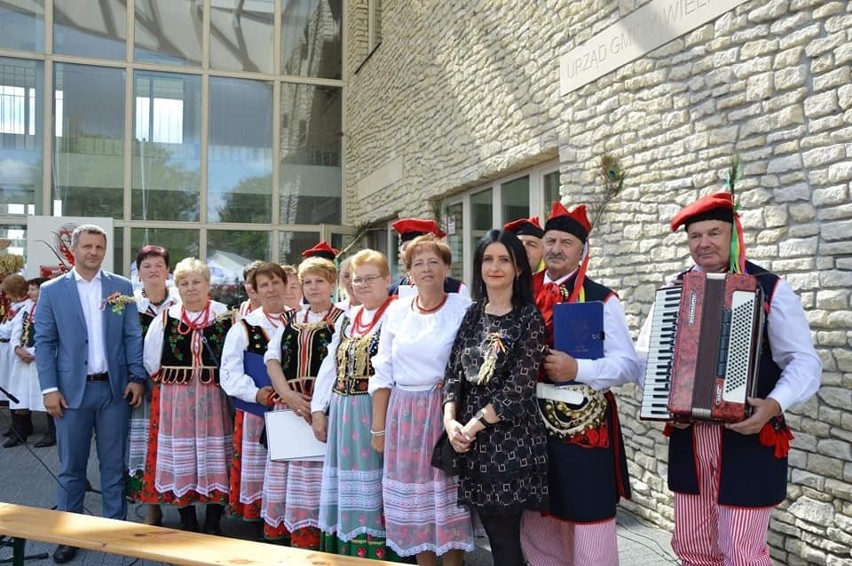 Wielkowiejski Targ z wieńcami dożynkowymi i przyśpiewkami