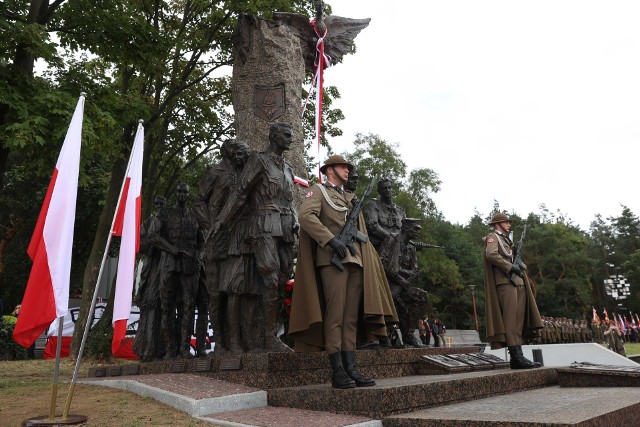 Uroczystość odsłonięcia pomnik Żołnierzy Wyklętych Niezłomnych w Mielcu.