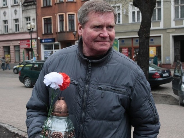 Adam Chojnowski złożył kwiaty i zapalił znicz pod tablicą Anny Walentynowicz
