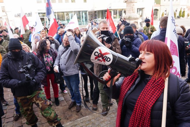 W sobotę 20 lutego o godz. 13 na Starym Rynku w Poznaniu rozpoczął się kolejny Marsz o Wolność. To wydarzenie będące kontynuacją protestów środowisk skrajnej prawicy oraz "koronasceptyków", które odbywały się w Polsce od początku ogłoszenia epidemii. Przejdź do kolejnego zdjęcia --->