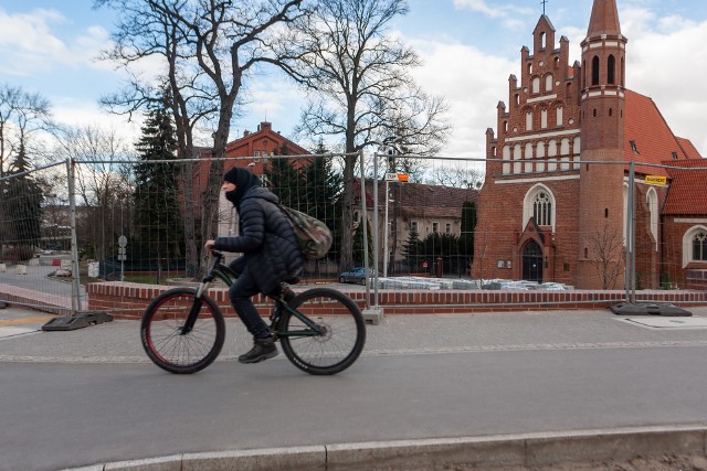 Ścieżka z ul. Bernardyńskiej jest niezgodna z dokumentem "Standardy techniczne wykonawcze dla infrastruktury rowerowej w Bydgoszczy"