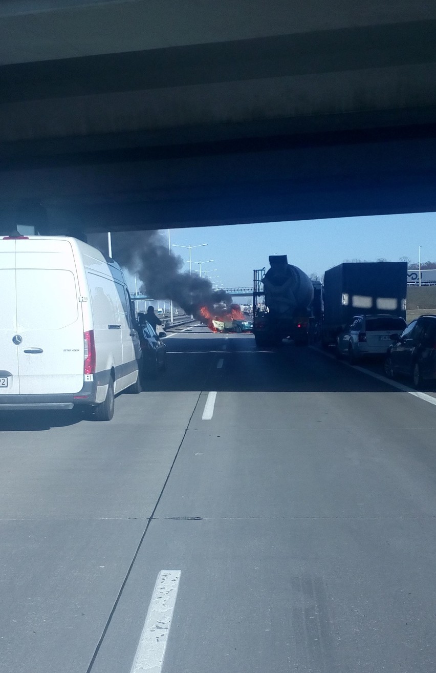 Śmiertelny wypadek na A4 we Wrocławiu. Człowiek spłonął w aucie 