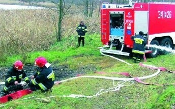 Strażacy do ugaszenia pożaru pobierali i pompowali wodę z oddalonego o dwa kilometry jeziora Krzywe.