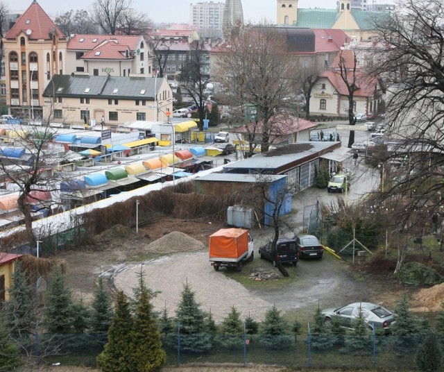 Najnowszy pomysł zakłada budowę urzędu na półhektarowej działce między tzw. bazarem Balcerowicza, oraz budynkami Poczty i PZU. FOT. TADEUSZ POŹNIAK