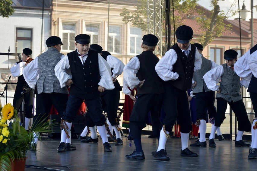 Biecz. Święto Dzieci Gór zagościło na bieckim rynku. Mali artyści roztańczyli miasto [ZDJĘCIA]