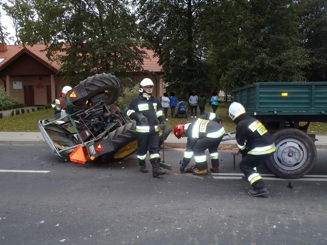 Wypadek spowodował całkowite zablokowanie ruchu na drodze....