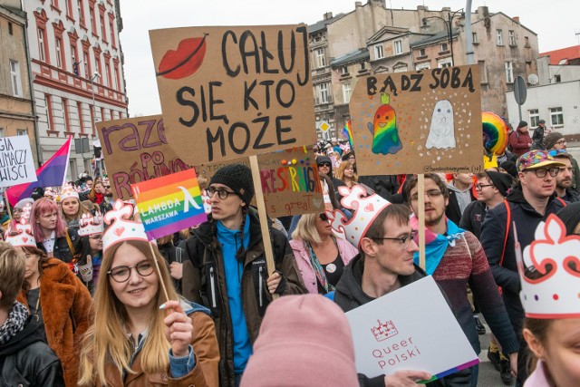 W sobotę po raz pierwszy w historii Gniezna odbył się Marsz Równości. Towarzyszyły mu liczne kontrmanifestacje zorganizowane przez środowiska kibicowskie i narodowe.Zobacz kolejne zdjęcie --->