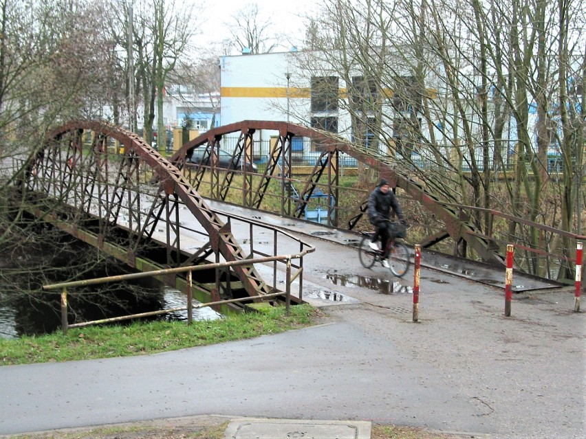 Wymagający remontu łukowy most stalowy w ciągu ul....
