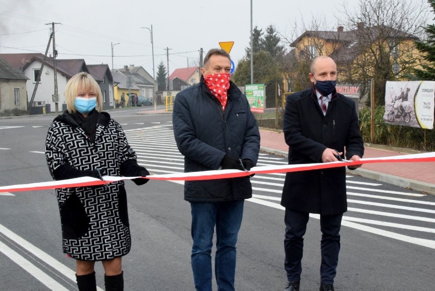 Nowe rondo w Chmielniku oddane do użytku. Ułatwi włączanie się do ruchu [WIDEO, zdjecia]