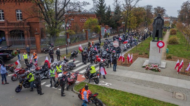 Toruńscy motocykliści uczcili Święto Niepodległości wspólnym przejazdem po ulicach Torunia organizowanym przez grupę Moto CT. Parada rozpoczęła się pod Areną Toruń, skąd trasa powiodła m.in. pod pomnik generała Józefa Hallera.Zobacz dużo zdjęć na kolejnych stronach ->>>>Czytaj również:Toruńscy żużlowcy kiedyś i dziś. Zobaczcie, jak się zmienili [zdjęcia]Czy poznajesz tych żużlowców Apatora? QUIZTrwa okienko transferowe w polskim żużlu. Oto najważniejsze transfery!