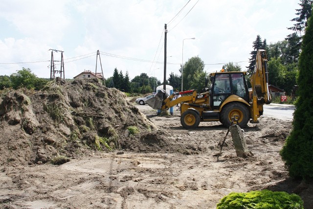 Trwają prace przygotowawcze przed rozpoczęciem budowy ronda turbinowego u zbiegu ulicy Okólnej z drogą krajową nr 71. Początek budowy 29 lipca.