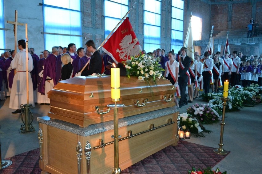 Pogrzeb ks. Wiesława Madziąga. Proboszcz został pochowany na cmentarzu w Chojnicach [ZDJĘCIA]