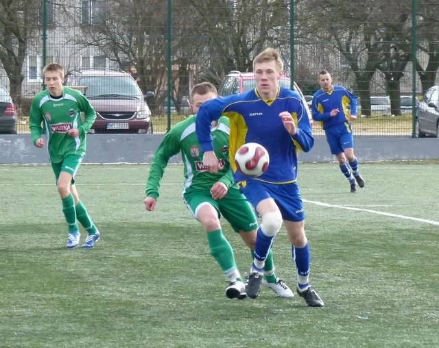 Zawadzki Bartosz (przy piłce) oraz pozostali piłkarze Gracji Tczów zremisowali 1:1 z rezerwami Radomiaka Radom.