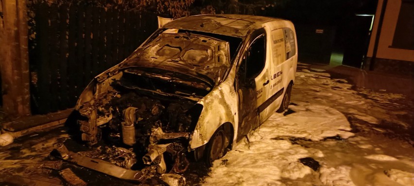 Podpalenie samochodu w Ostrowi na ul. Broniewskiego? Monitoring uchwycił 3 mężczyzn. Jest odpowiedź prokuratury
