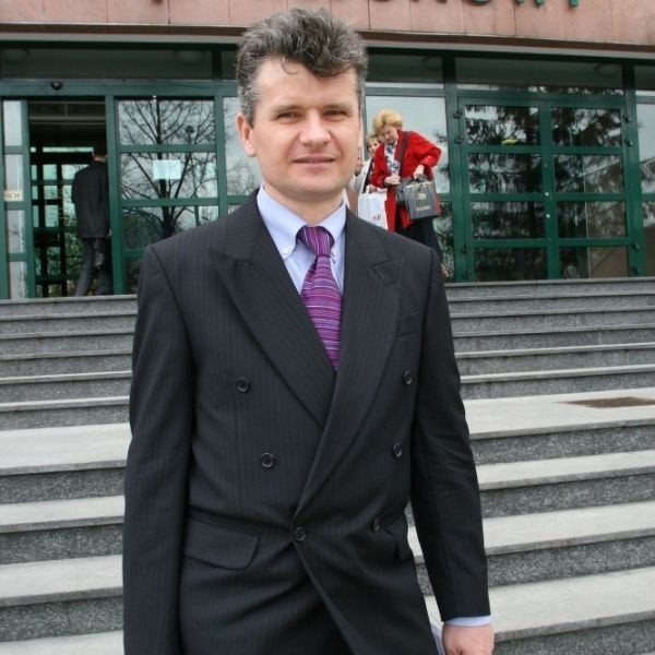 Jarosław Powichworski stawia się na każdą sprawę w kieleckim sądzie. Przylatuje ze Stanów Zjednoczonych średnio co miesiąc, aby jak twierdzi, uwodnić swoja niewinność.