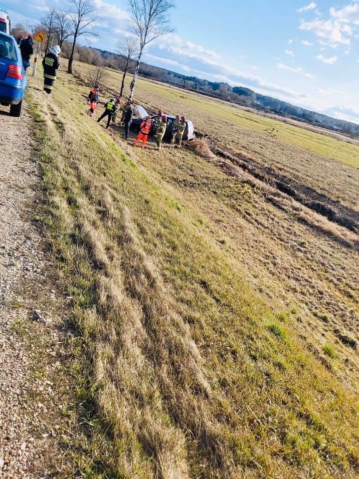 Fasty. Kolizja na Drodze Krajowej nr 65. Nietrzeźwy kierowca wypadł z jezdni na pobocze 