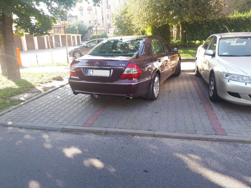 Mistrzowie parkowania znajdą się praktycznie w każdym...