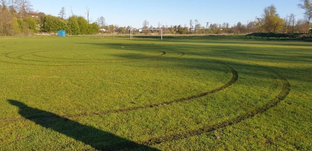 Ktoś zniszczył murawę na stadionie GKS Iwaniska, który rywalizuje w grupie 3 klasy B.