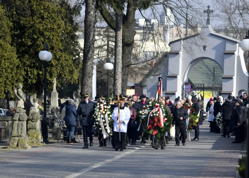Pogrzeb biskupa Adama Odzimka. Uroczystości na cmentarzu przy Limanowskiego. Ciało zostało złożone w Grobowcu Biskupów Radomskich