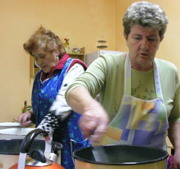Irena Szatkowska (z lewej) i Maria Słowik już wypróbowały nową kuchnię.